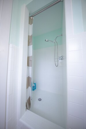 Douche, sèche-cheveux, serviettes fournies, savon
