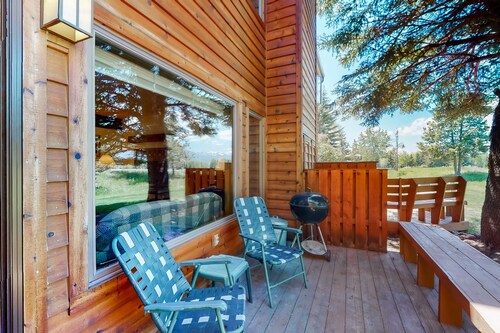 Rustic townhome near golf course with private sauna & deck