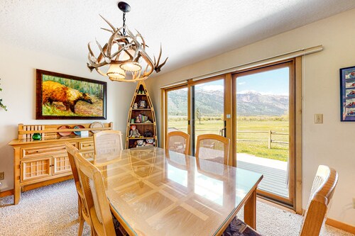 Beautiful family home w/full kitchen and gorgeous views from living room