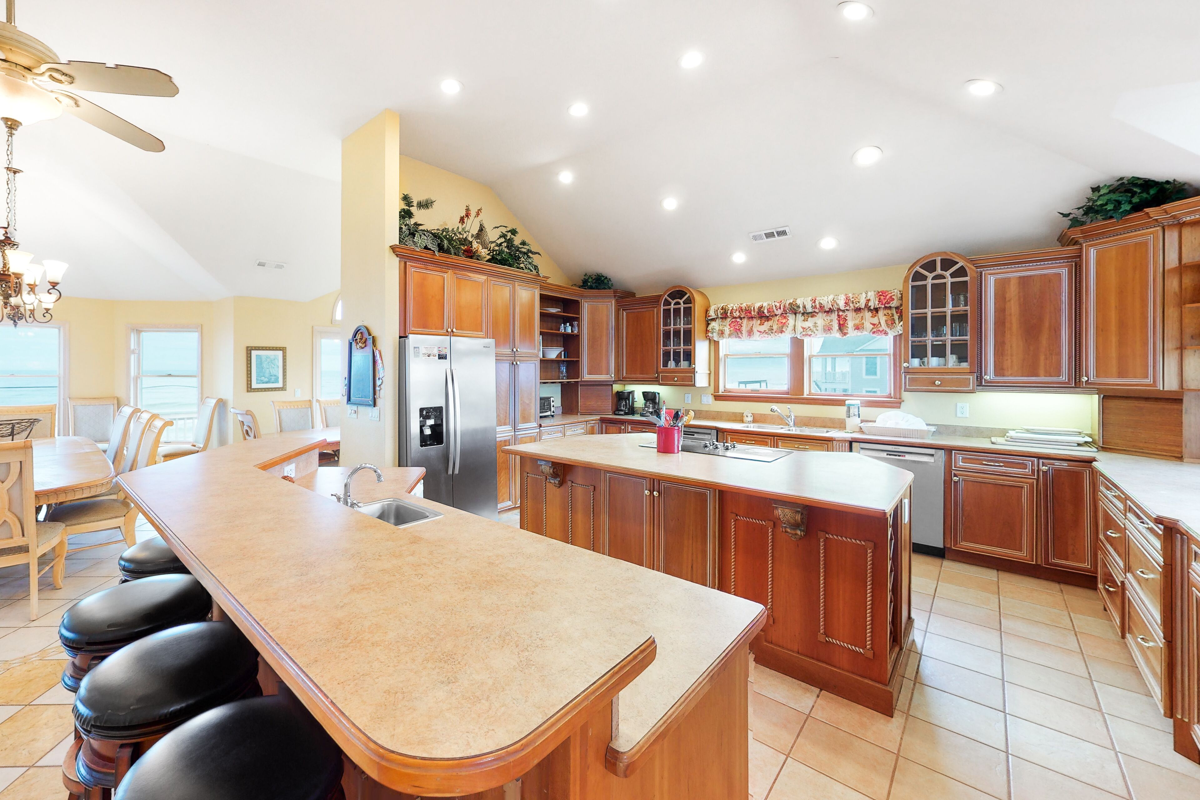 Oceanfront home w/heated pool, hot tub, elevator & rec room w/pool table