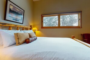 3 bedrooms, iron/ironing board, free Internet, bed sheets