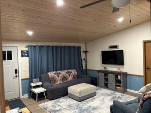 Smart TV, fireplace, DVD player, books - Enjoy Lake Life, A Great Minnesota Getaway! (Henning)