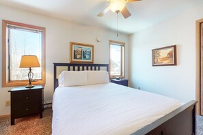 4 bedrooms, iron/ironing board, Internet, bed sheets