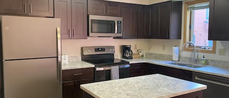 Geladeira, micro-ondas, fogão, cooktop