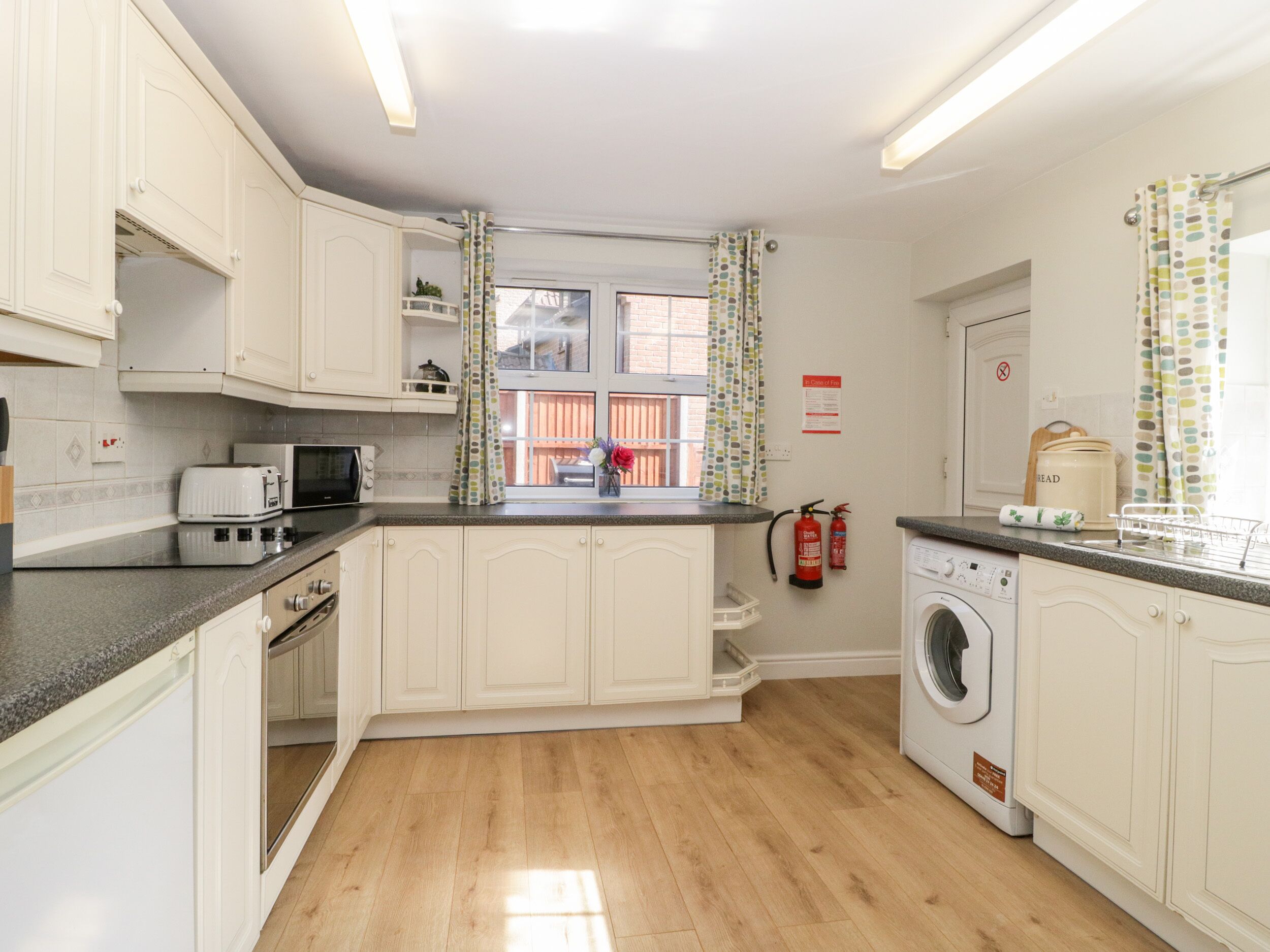 THE COTTAGE, family friendly, with open fire in Winterslow