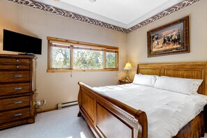 2 bedrooms, iron/ironing board, internet, bed sheets