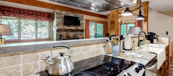 Beautiful condo with full kitchen, mountain views