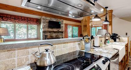 Beautiful condo with full kitchen, mountain views