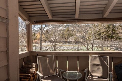 Beautiful condo with full kitchen, mountain views