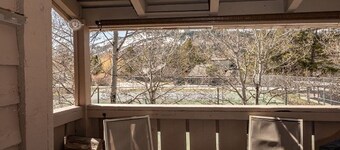 Beautiful condo with full kitchen, mountain views