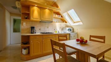 Réfrigérateur, micro-ondes, batterie de cuisine, vaisselle et ustensiles