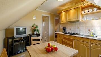 Kühlschrank, Mikrowelle, Kochgeschirr/Geschirr/Besteck