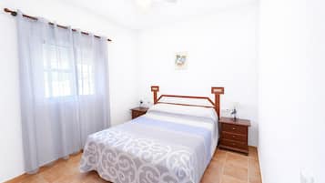 2 bedrooms, iron/ironing board, bed sheets