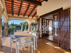 Outdoor dining - Villa Paradise: Your private escape, a stone's throw from it all! (Calonge)