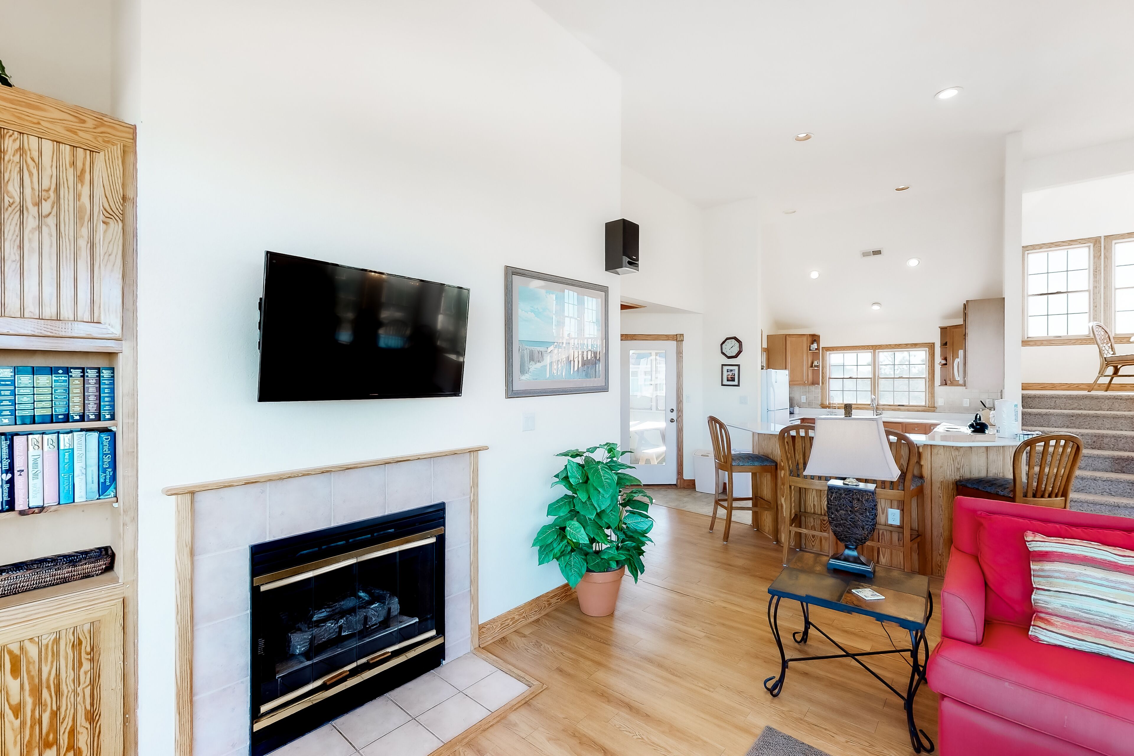 Spacious oceanside home in a great location w/ private pool, hot tub, & rec room