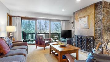 TV, caminetto, lettore DVD