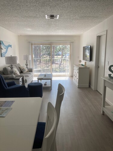  Totally Remodeled Condo - 4 Blks to beach/town