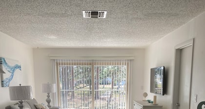 Totally Remodeled Condo - 4 Blks to beach/town