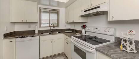 Een koelkast, een magnetron, een oven, een kookplaat