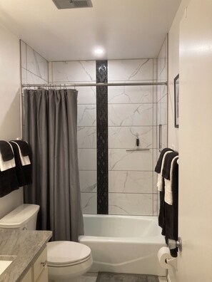 Badewanne, Haartrockner, Handtücher, Seife