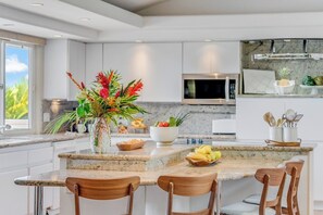 Fridge, microwave, oven, stovetop - HALE VISTA Tropical Getaway at 4BR Kaanapali House to Relax (Lahaina)