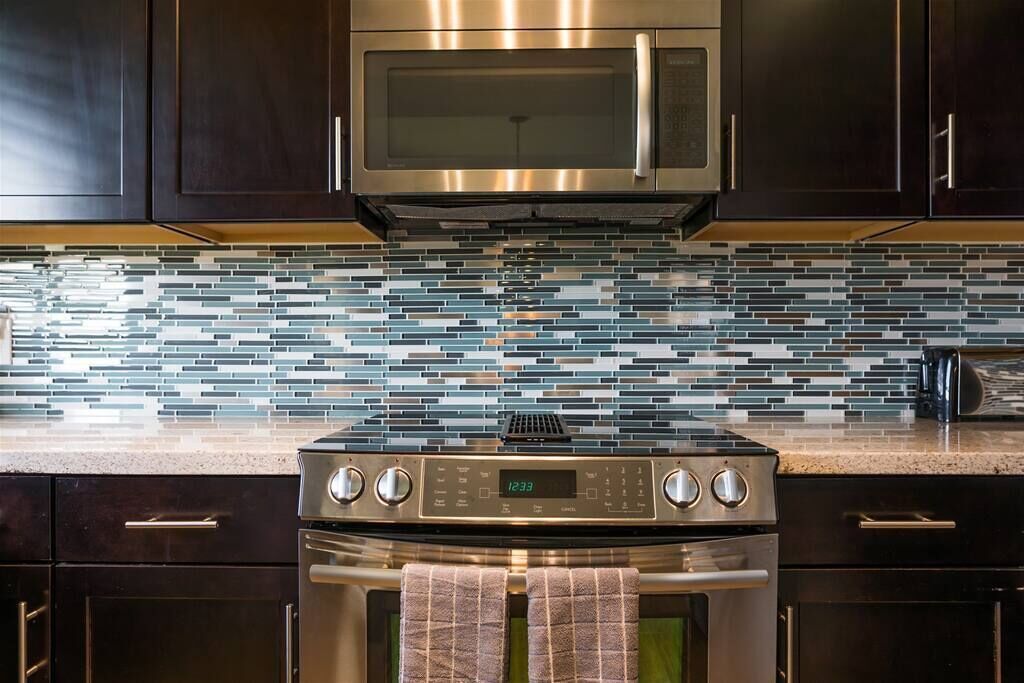 Gated Dobson Ranch townhouse, balcony, golf views