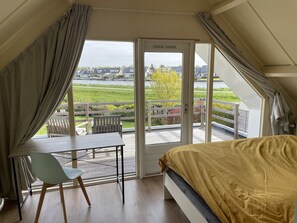 3 slaapkamers, een strijkplank/strijkijzer, gratis wifi, beddengoed