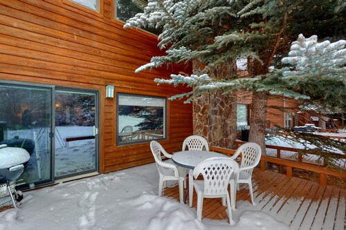 Welcoming, well-equipped condo with furnished deck, jetted tub & fireplace