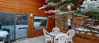 Welcoming, well-equipped condo with furnished deck, jetted tub & fireplace