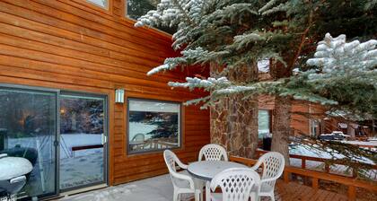 Welcoming, well-equipped condo with furnished deck, jetted tub & fireplace