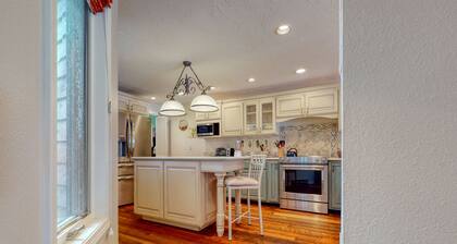 Welcoming, well-equipped condo with furnished deck, jetted tub & fireplace