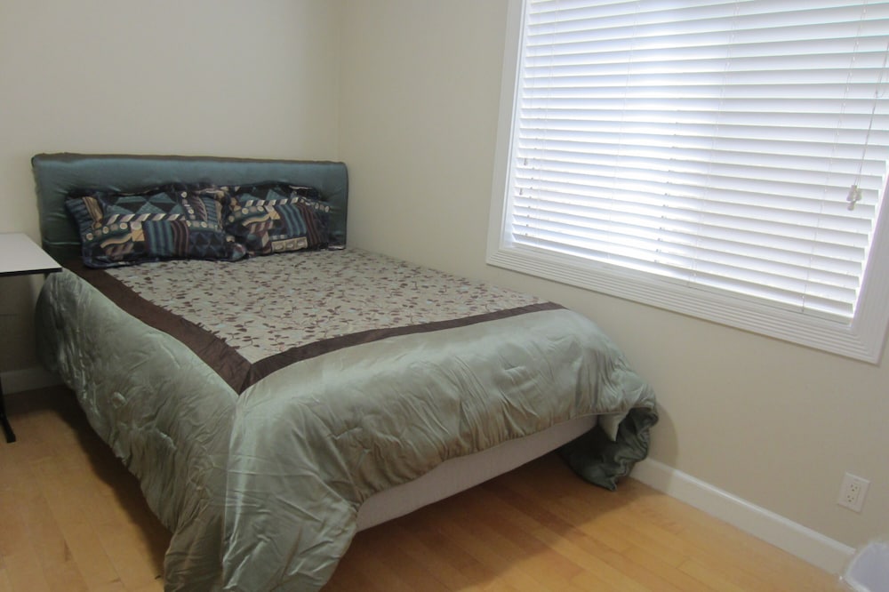 Close to UC Berkeley 2 bedroom with Wifi and Laundry