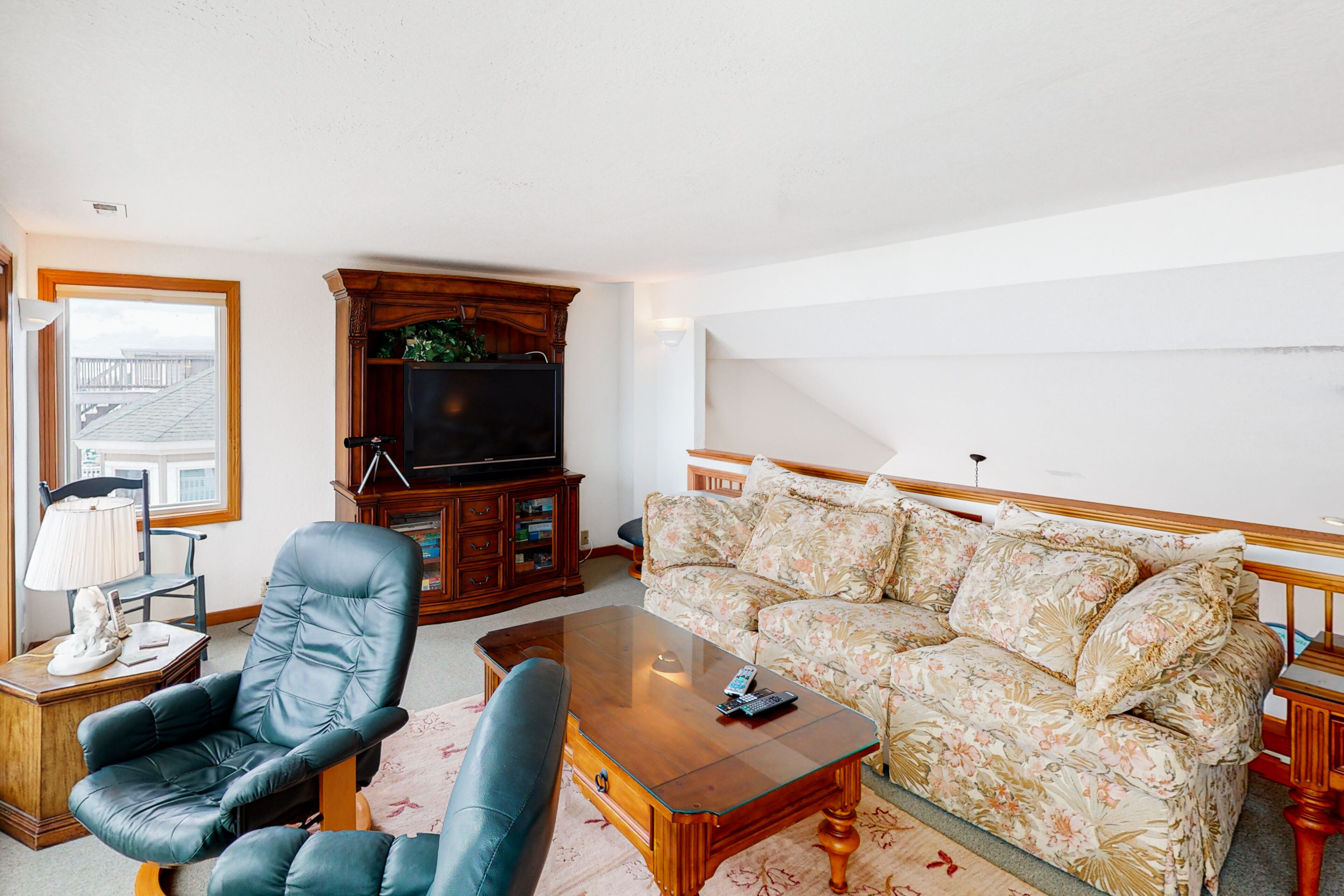 Oceanfront in Corolla w/hot tub, rec room & outdoor shared pool