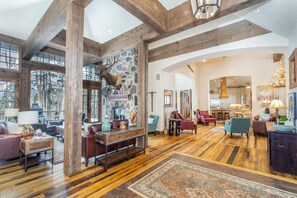 Smart TV, fireplace - TWIN ELK- Luxury Estate, Game Room, Hot Tub, Easy ski Access (Mountain Village)