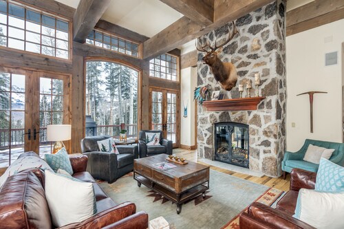 TWIN ELK- Luxury Estate, Game Room, Hot Tub, Easy ski Access