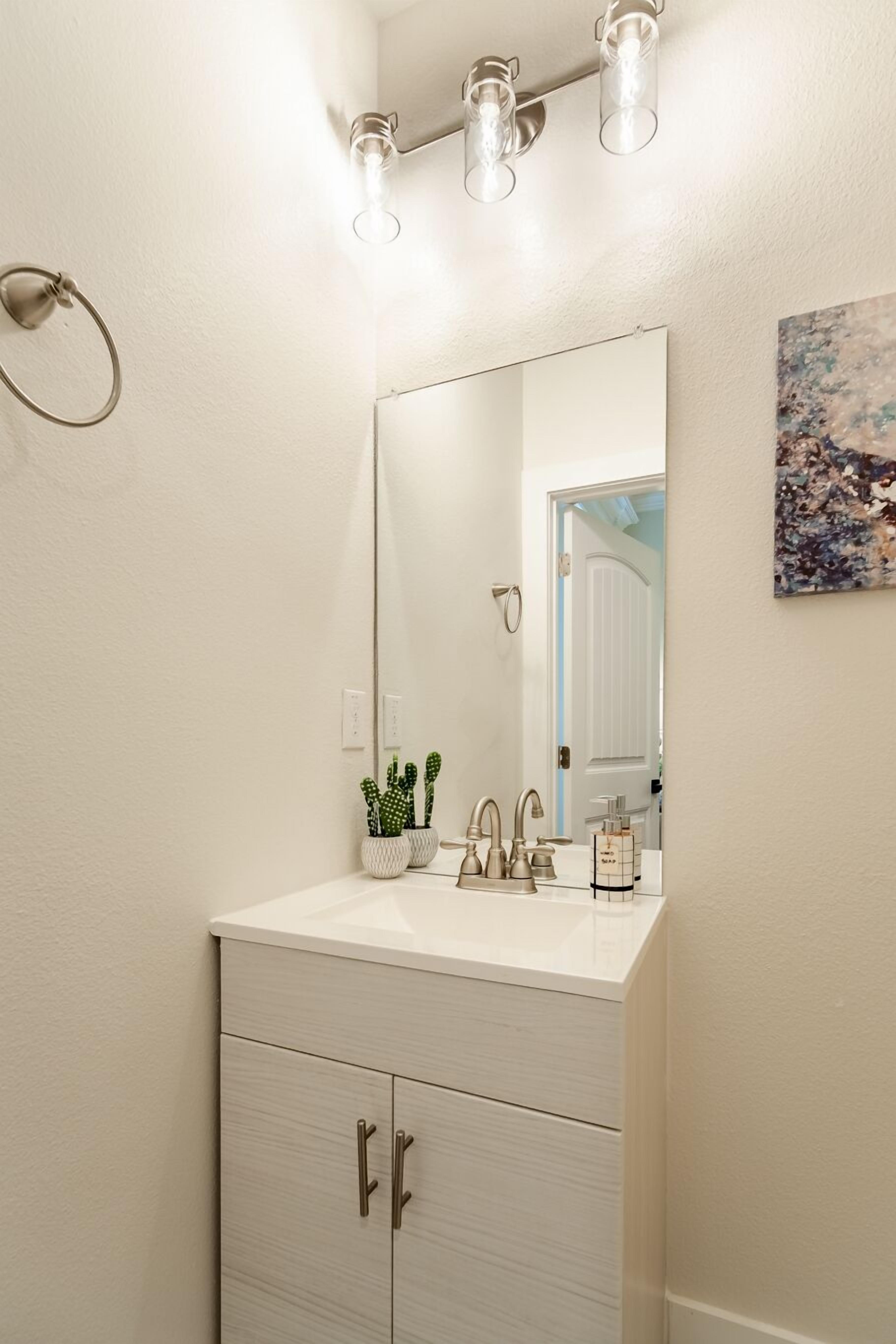 Sweet Escape Homes: Rustic Modern Home next to lake - Center of Dallas & FW