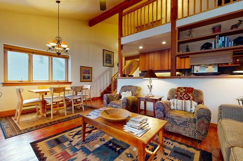 Lovely home with well-equipped kitchen & back deck - walk to shopping & dining