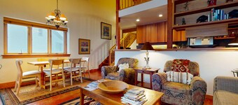 Lovely home with well-equipped kitchen & back deck - walk to shopping & dining