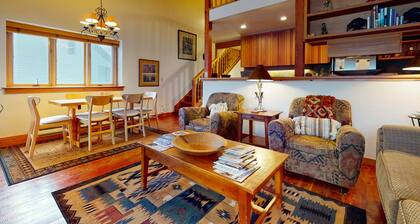 Lovely home with well-equipped kitchen & back deck - walk to shopping & dining