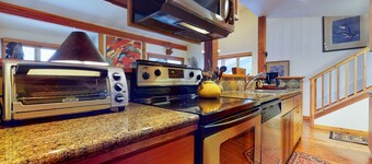 Lovely home with well-equipped kitchen & back deck - walk to shopping & dining