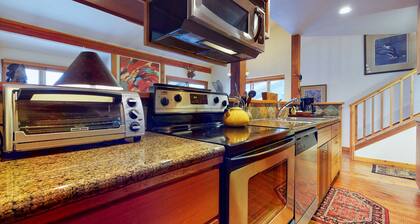 Lovely home with well-equipped kitchen & back deck - walk to shopping & dining