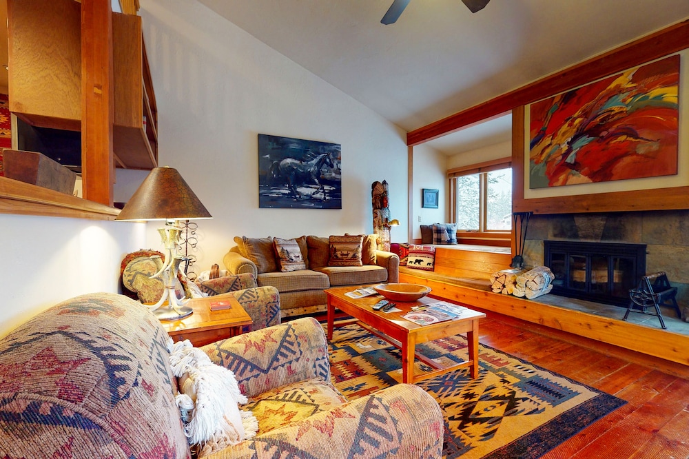 Lovely home with full kitchen & private back deck - near restaurants