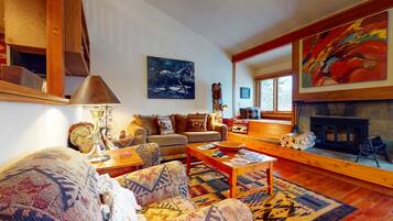 Televisión y chimenea