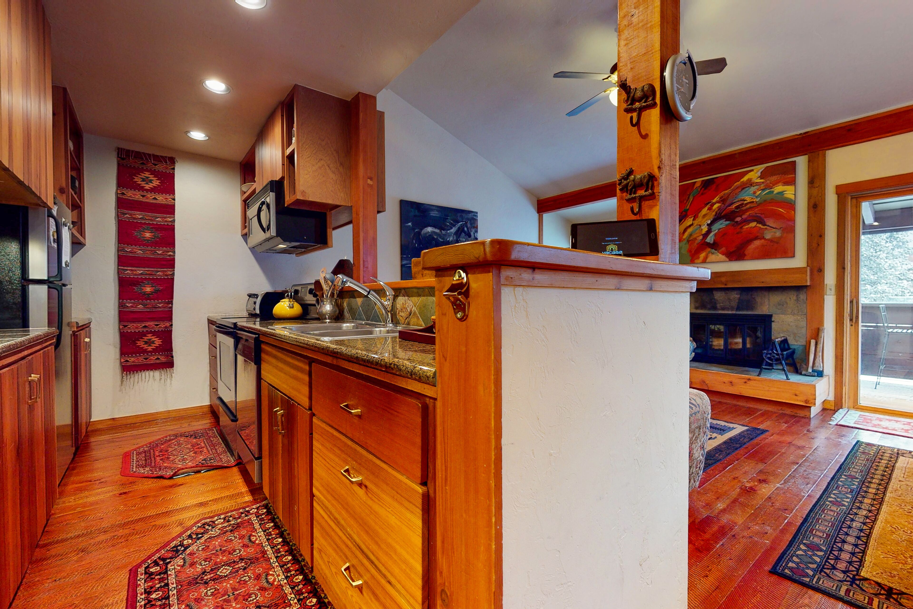 Lovely home with full kitchen & private back deck - near restaurants