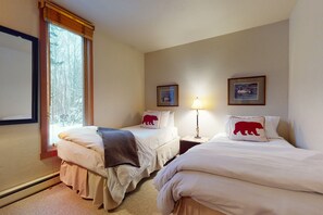2 bedrooms, iron/ironing board, Internet, bed sheets