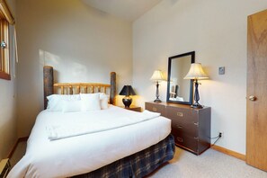 2 slaapkamers, een strijkplank/strijkijzer, internet, beddengoed