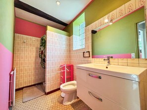 A bathroom with a toilet, sink, and shower. - Charming Cottage in Berry: Fireplace, Near Golf & Spa, Sleeps 6, Parking Included (Briantes)