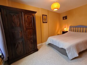2 bedrooms, bed sheets - Charming Cottage in Berry: Fireplace, Near Golf & Spa, Sleeps 6, Parking Included (Briantes)