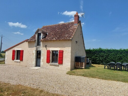 Charming Berry Home near Zoo de Beauval & Medieval Loches, Private Parking, Shared Garden