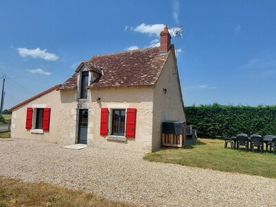 Charming Berry Home near Zoo de Beauval & Medieval Loches, Private Parking, Shared Garden